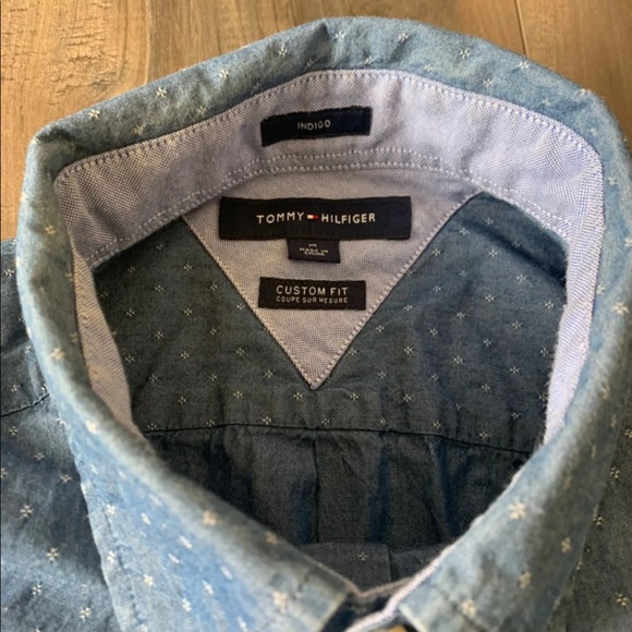 Tommy Hilfiger button up - Picture 2 of 2
